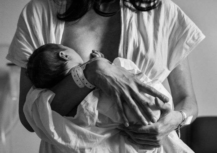 mama con bebe recien nacido en brazos