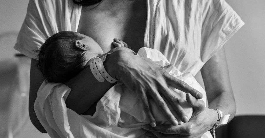 mama con bebe recien nacido en brazos