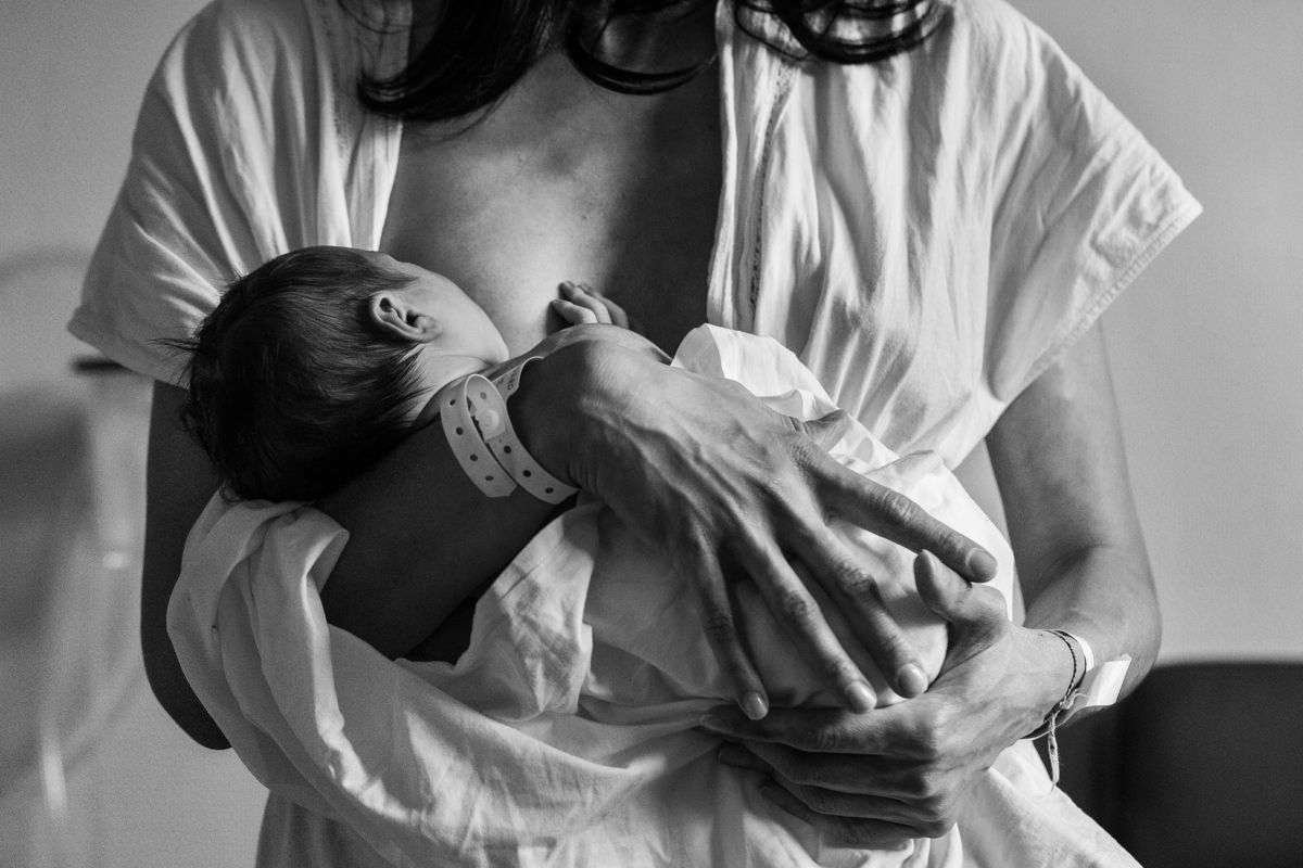 mama con bebe recien nacido en brazos