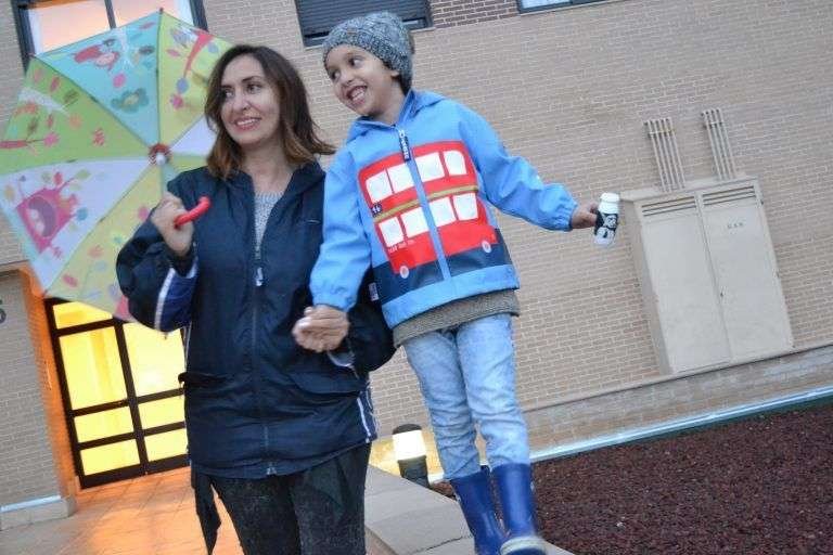 mama e hijo caminando