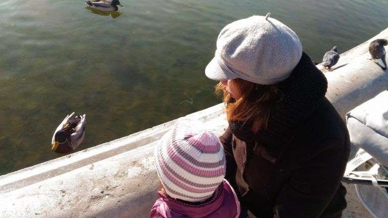 se la mama que le sonrie a otras mamas