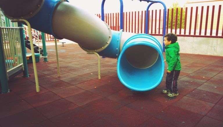 niño en el parque