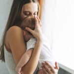 madre abrazando a su bebé recién nacido durante el primer mes